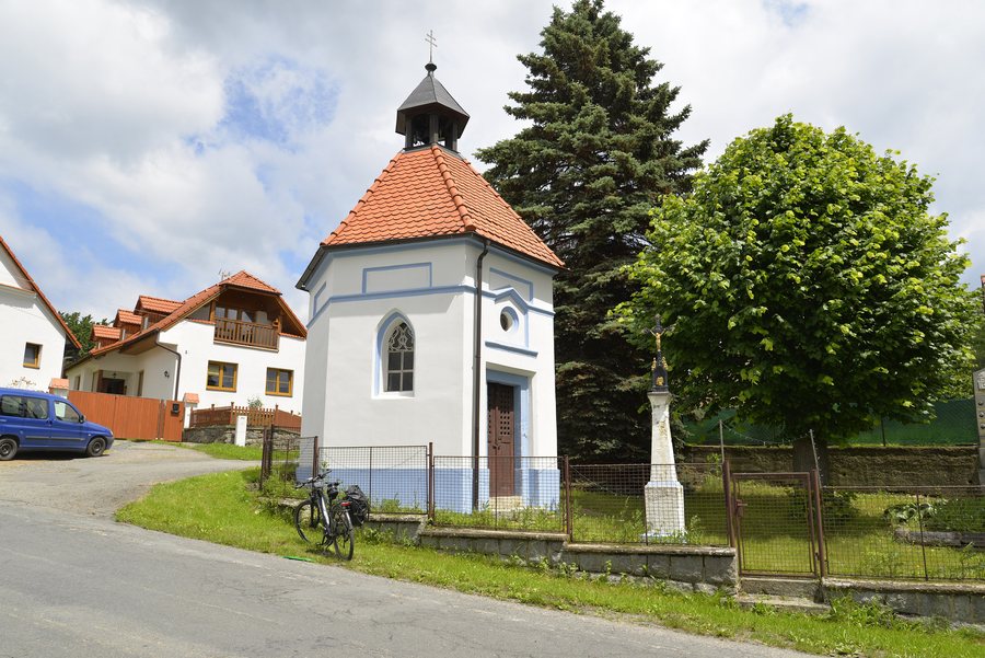 File:Chapel in Tojice 01.jpg