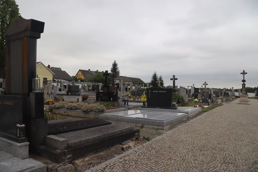 File:Overview 2 of graves at cemetery in Kdousov, Třebíč District.jpg