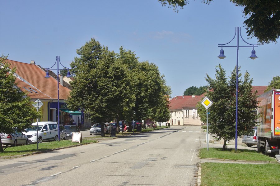 File:Stráž nad Nežárkou, náměstí.jpg