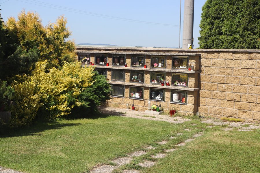 File:Overview of columbarium at cemetery at Vícenice u Náměště nad Oslavou, Třebíč District.jpg