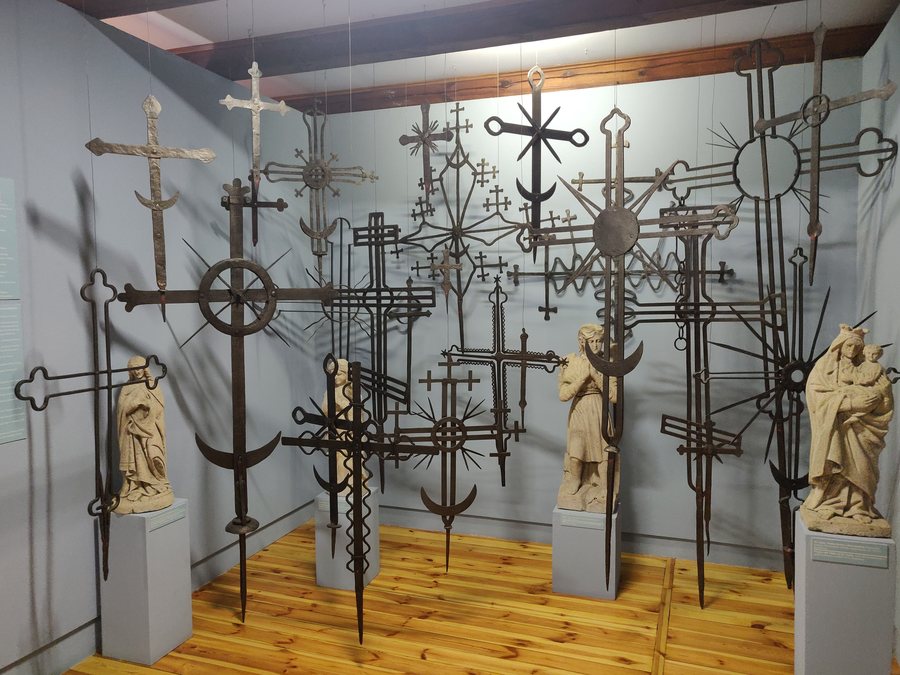 File:Muzeum Kresów, Lubaczów - fragment wystawy.jpg