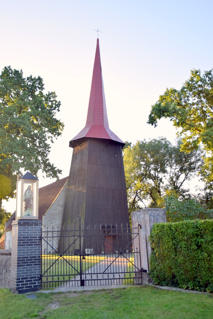 File:Wieża kościelna w Wyszomierzu.jpg