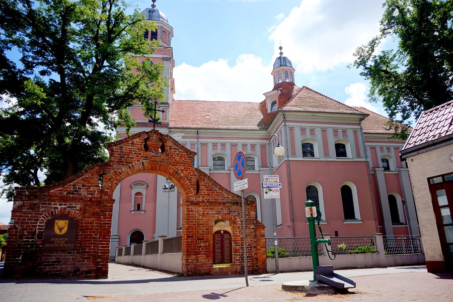 File:Sieraków, Klasztor bernardynów, Brama.jpg