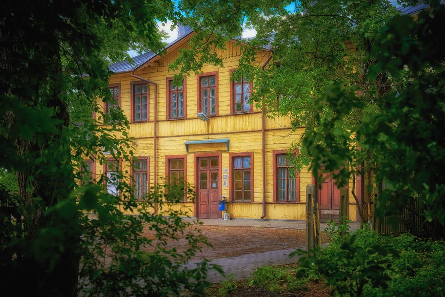 File:Budynek dworca kolejowego w sadurkach.jpg