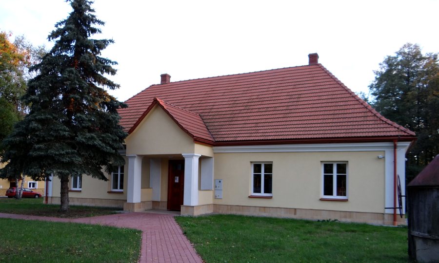 File:Jeżowe - muzeum-zbiornica figur Chrystusa Frasobliwego.jpg