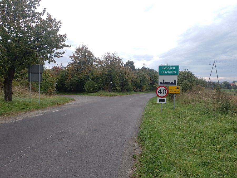 File:Leśnica, wjazd do miasta od Góry Świętej Anny 01.jpg