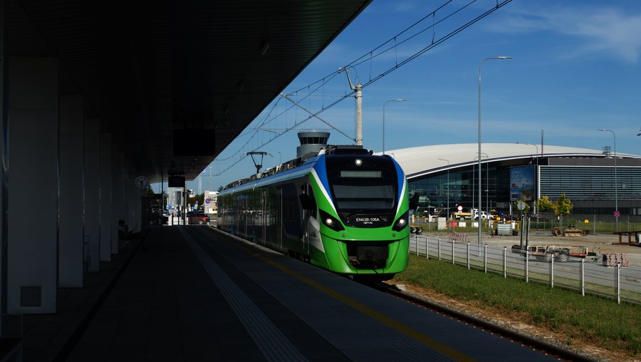 Jasionka Lotnisko railway station and EN63B-106