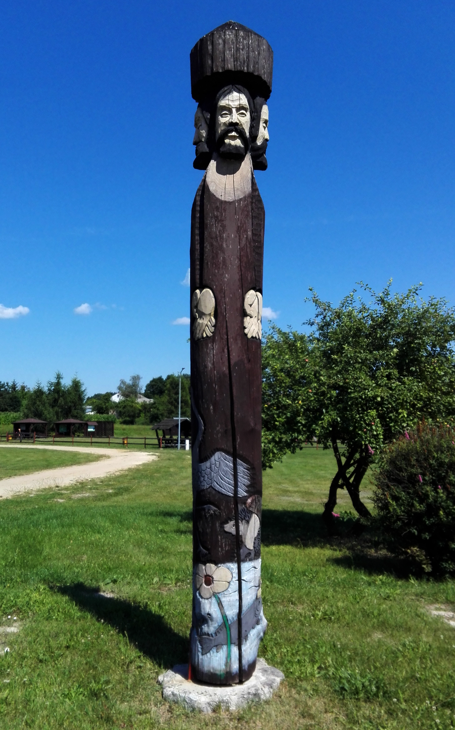 File:Świętowit, Wola Uhruska 2020 r.png