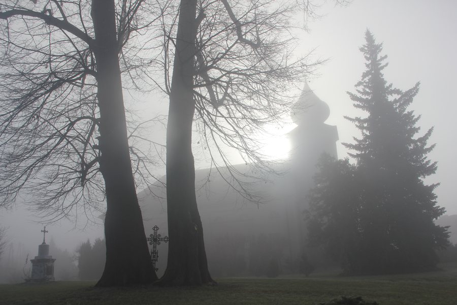 File:Piękny zabytkowy kościół we mgle.jpg