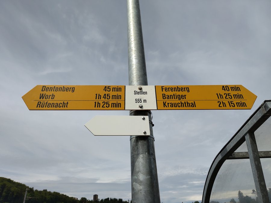 File:Wanderwegweiser Stettlen.jpg
