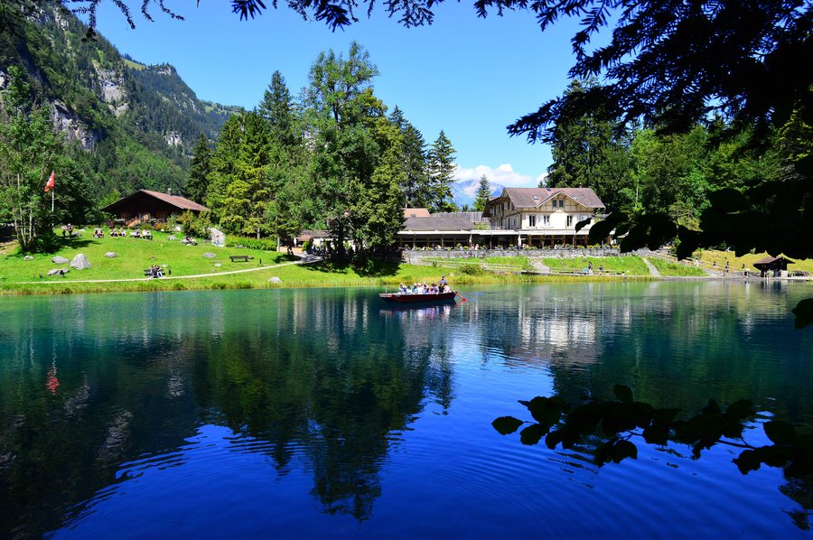 File:Touristenmagnet Blausee in Kandergrund.jpg