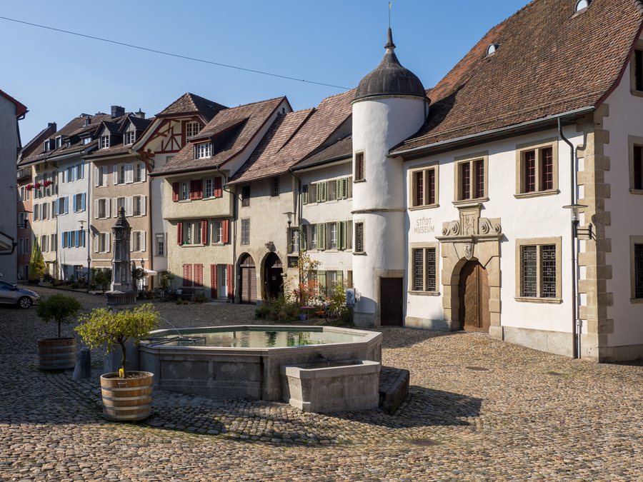 Brugg AG - Untere Hofstatt mit Brunnen und Zeughaus