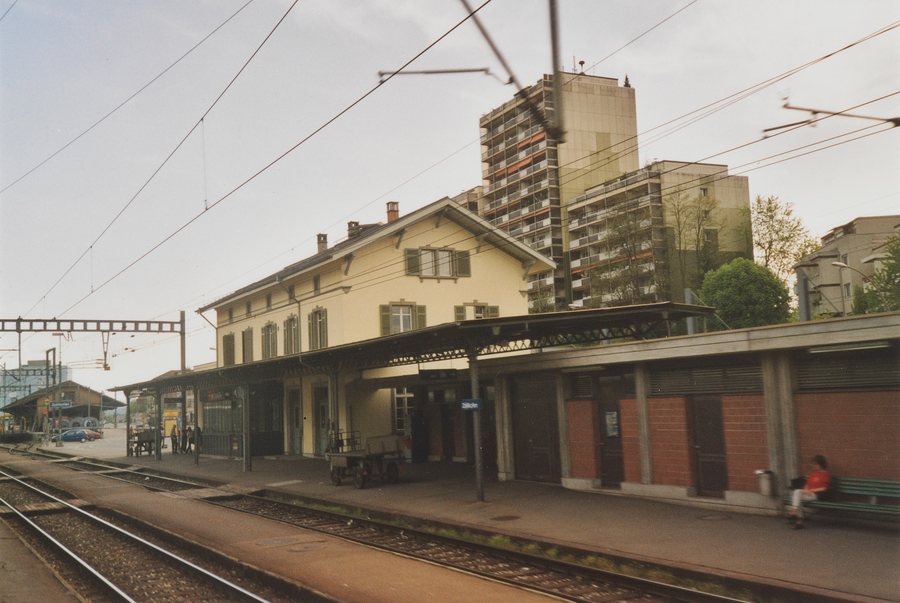 File:SBB Historic - F 122 01225 002 - Zollikofen Stationsgebaeude Gueterschuppen.jpg