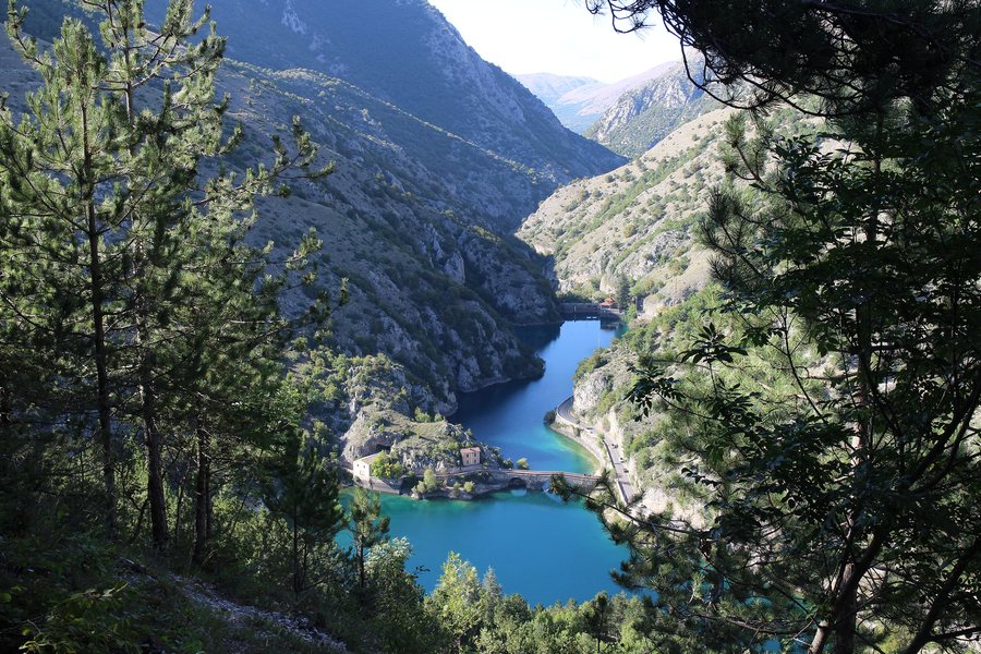 File:Lago di Scanno visto dall'alto, Abruzzo, Italia.jpg
