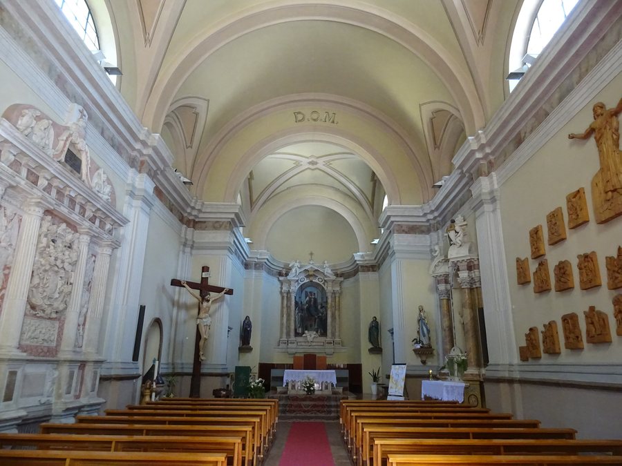 File:Sarche, chiesa della Madonna del Carmine - Interno 01.jpg