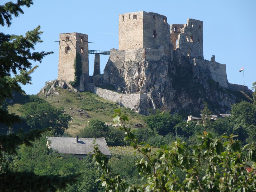 File:Csesznek, várrom1.JPG