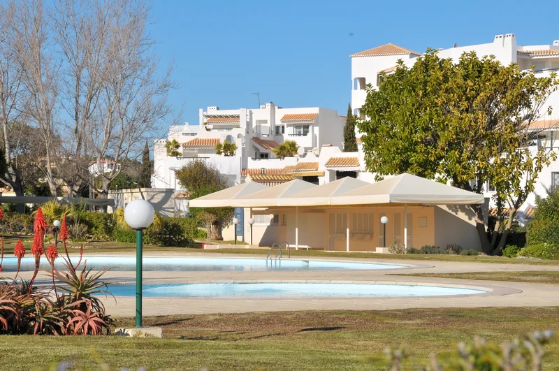 Ferienanlage mit Pool, Garten und hellen Urlaubswohnungen